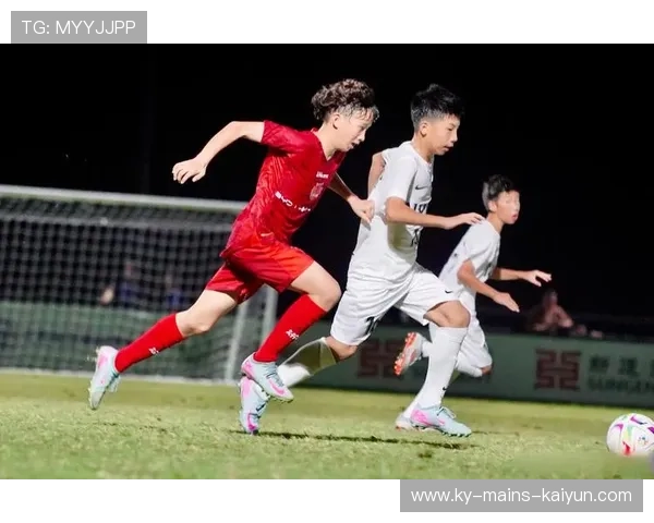 足球少年晃倒四人反被绊倒：青春的巅峰瞬间，成长的精彩篇章